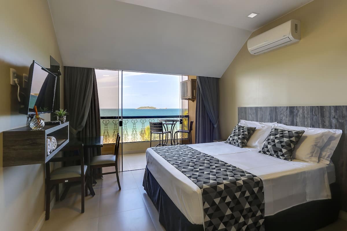 Camera doppia, balcone, vista mare | Tende oscuranti, ferro/asse da stiro, Wi-Fi gratuito, lenzuola