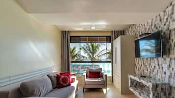 Apartamento luxo, 2 quartos, vista para o mar | Sala de estar | TV LCD