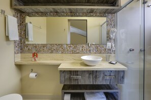 Deluxe Room, Partial Ocean View | Bathroom | Shower, free toiletries, hair dryer, towels - Pietra Flat (Florianópolis)