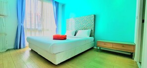 Chuveiro, produtos de toalete grátis, secador de cabelo 