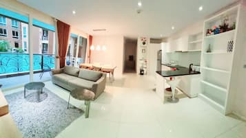Two Bedroom With Pool Access | Vardagsrum | 32-tums LCD-tv med kabelkanaler, tv och eldstad