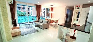 Two Bedroom With Pool Access | Área de estar | TV LCD 32 polegadas com canais a cabo, TV, lareira