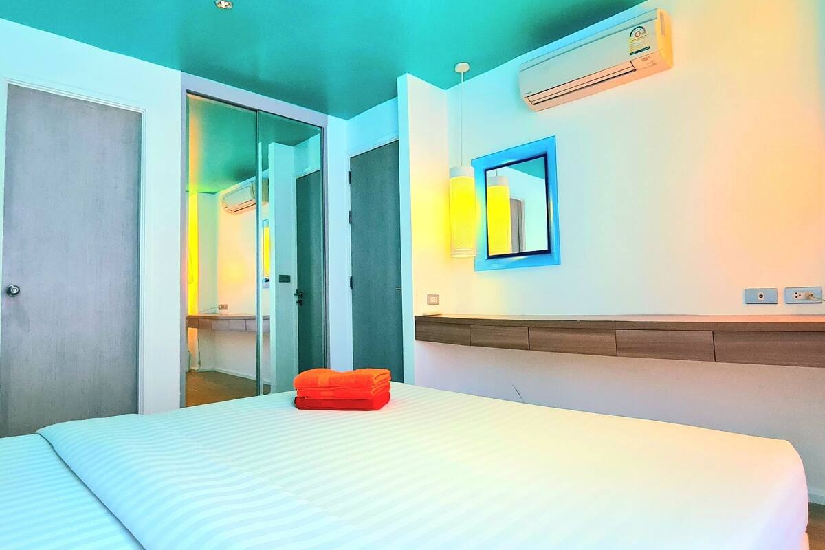 Une chambre d’hôtel comprenant un lit, une salle de bain et une kitchenette.