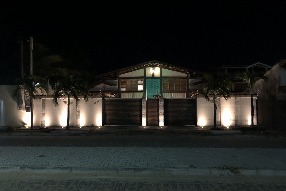 THE BEST! Accommodates 50 people - 10 suites with air, rustica style inn!
