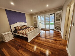 6 bedrooms, in-room safe, desk, iron/ironing board - 6 bedrooms, swimming pool, Spa - 5 star home (Kellyville)