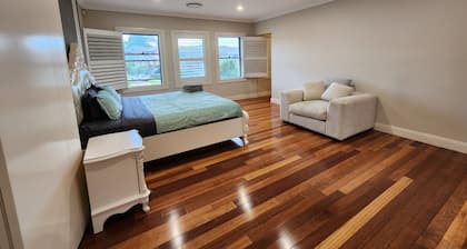6 bedrooms, swimming pool, Spa - 5 star home
