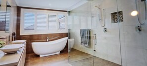 Combined shower/tub, hair dryer, towels, soap - 6 bedrooms, swimming pool, Spa - 5 star home (Kellyville)