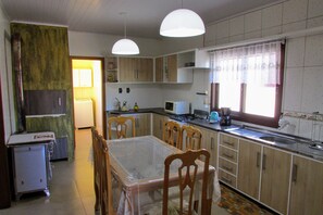 Geladeira, micro-ondas, cooktop, cafeteira/chaleira