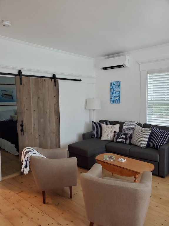 Spacious 1 Bedroom, First Fl., Beach Access, In Quiet East End. - Capo Cod, MA