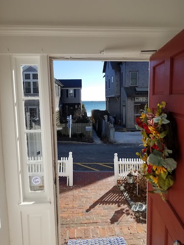 Spacious 1 Bedroom, First Fl., Beach Access, in quiet East End. 
