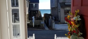 Spacious 1 Bedroom, First Fl., Beach Access, in quiet East End. 
