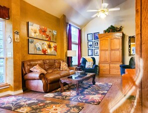 Fireplace, DVD player, books, video library - Quiet Country Get Away with big porches, swimming pool, and fishing pond. (Sapulpa)