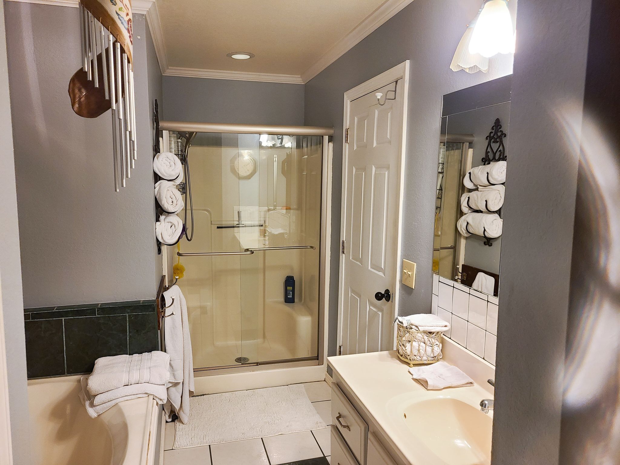 Combined shower/bathtub, jetted bath, hair dryer, towels
