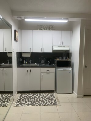 Jääkaappi, mikroaaltouuni, kahvin-/teenkeitin, leivänpaahdin