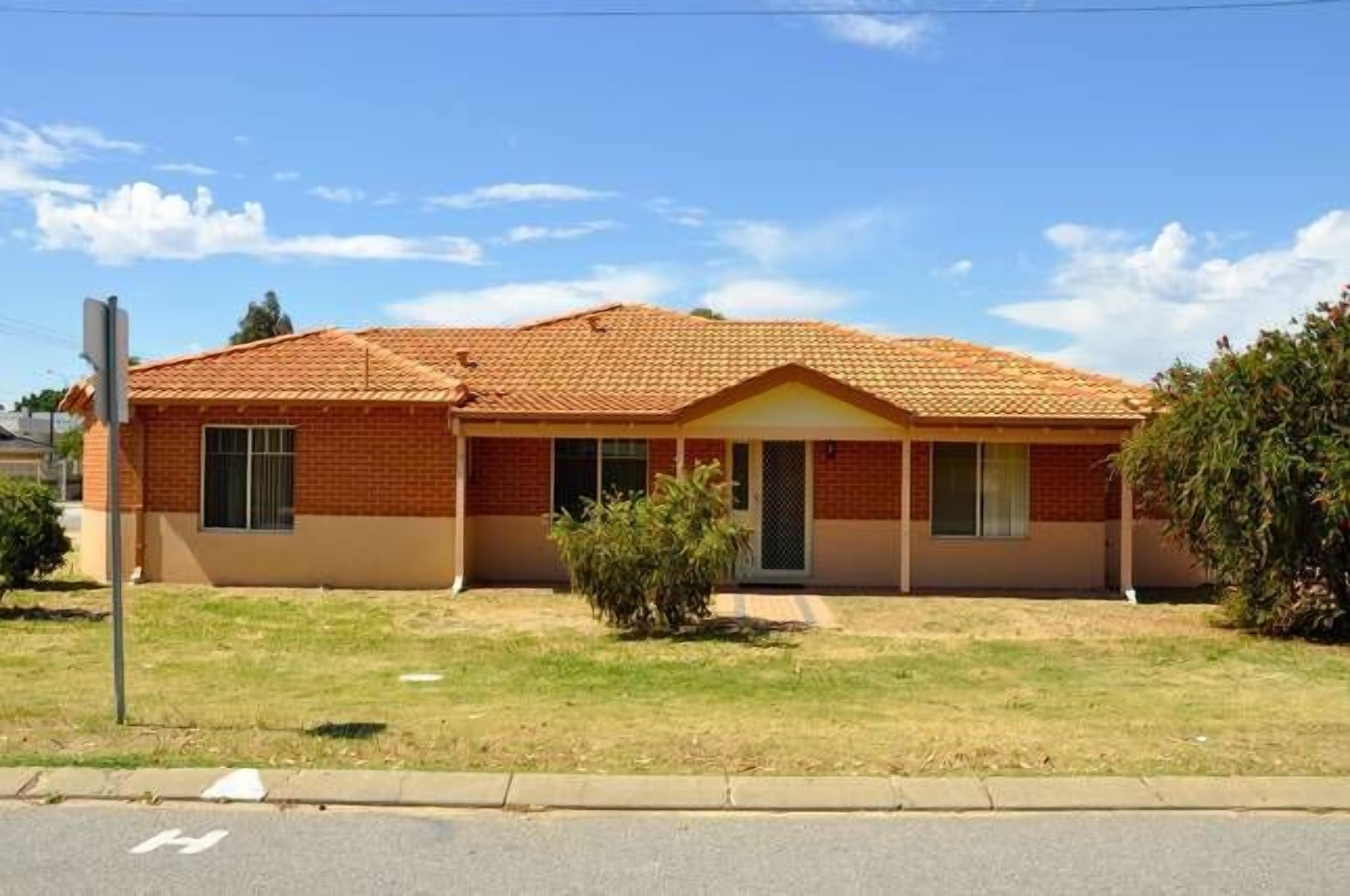 Cannington Home Accommodation House 1 (4 bedrooms & 2 bathrooms) — image 19