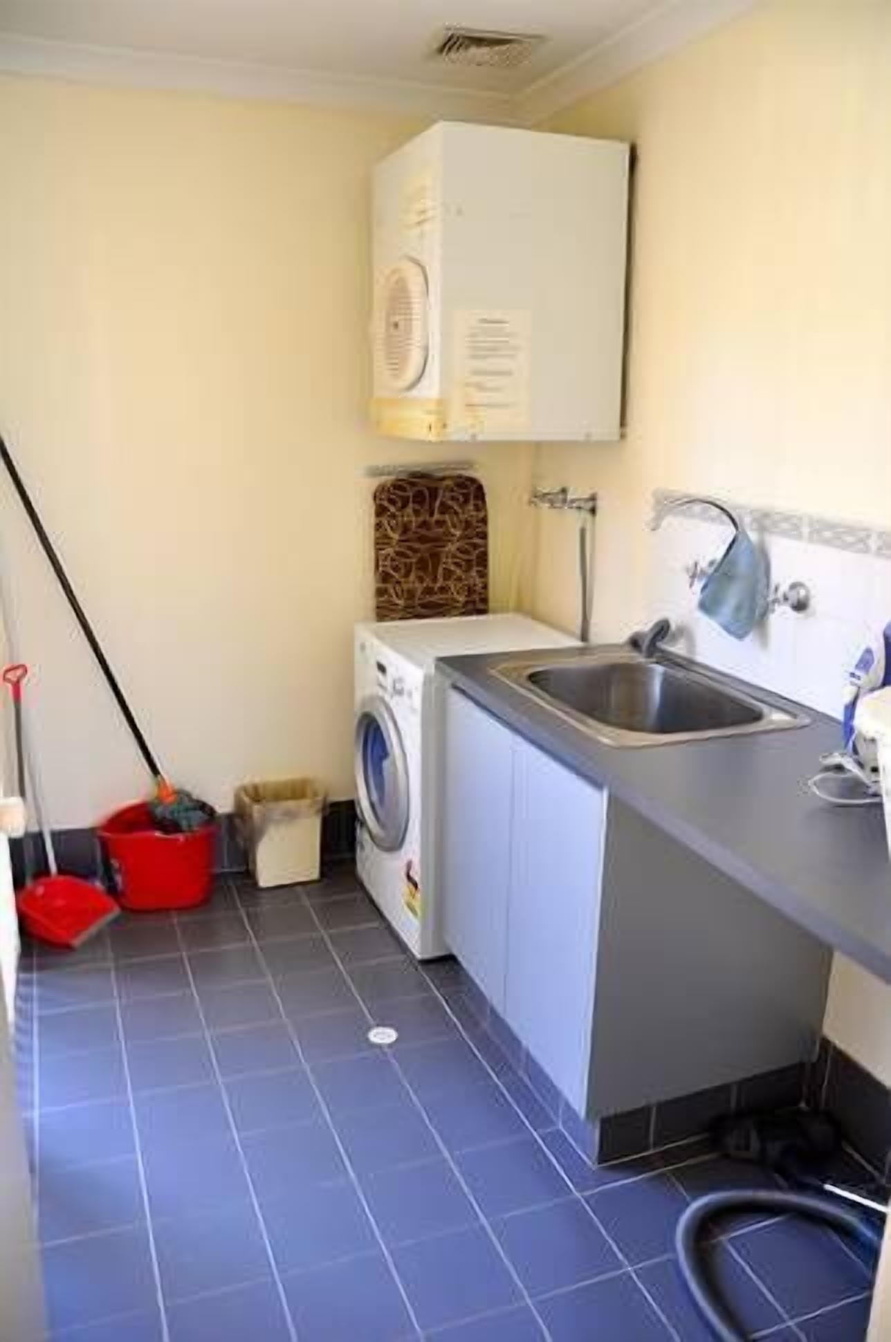 Cannington Home Accommodation House 1 (4 bedrooms & 2 bathrooms) — image 4