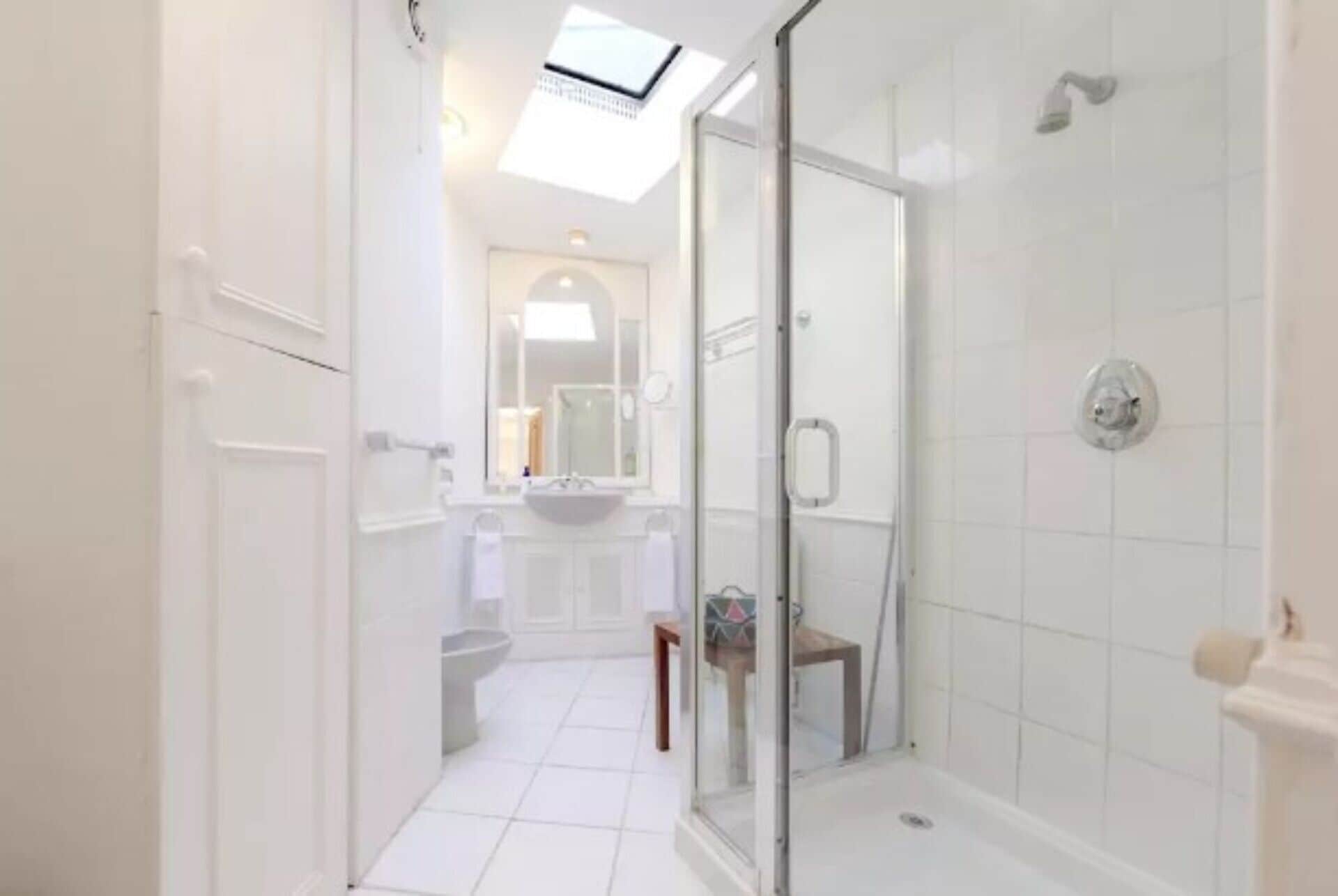 Baignoire, sèche-cheveux, bidet, serviettes fournies