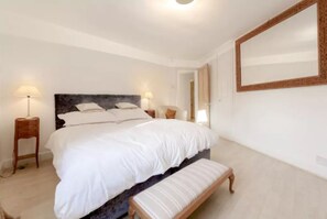 2 slaapkamers, een bureau, een strijkplank/strijkijzer, reisbedje