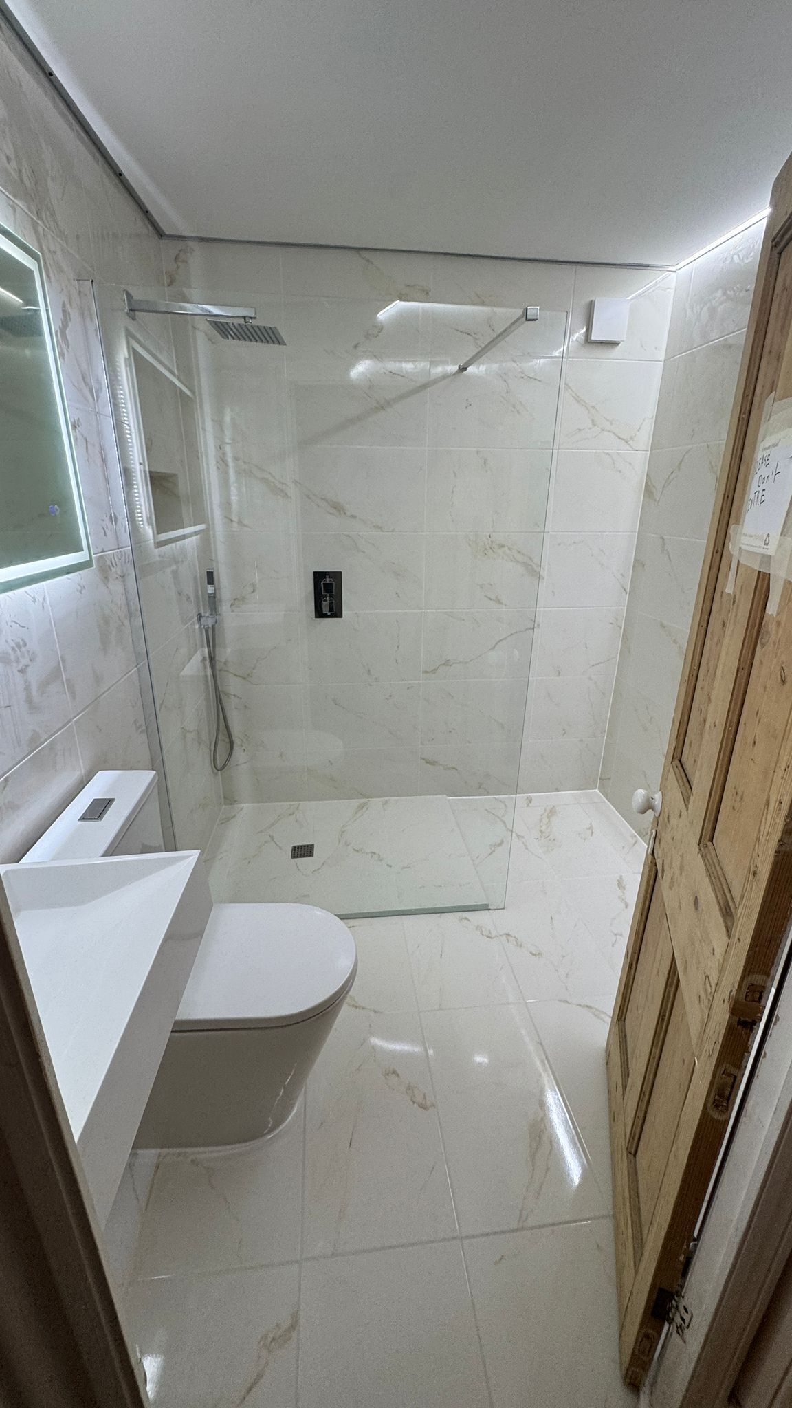 Un baño con ducha, inodoro y lavabo.
