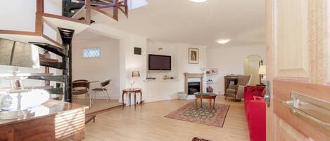 Smart-tv, dvd-afspiller, bøger, musikbibliotek