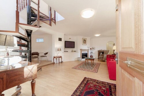 Calm & Spacious Cottage in Barnes Village SW13, 30 Minutes from Downtown London