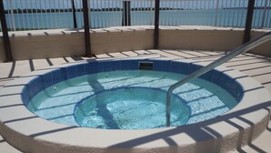 A hot tub with a view of the ocean. - 1 month minimum, waterfront, see dolphins, pool/hot tub (Saint Petersburg)