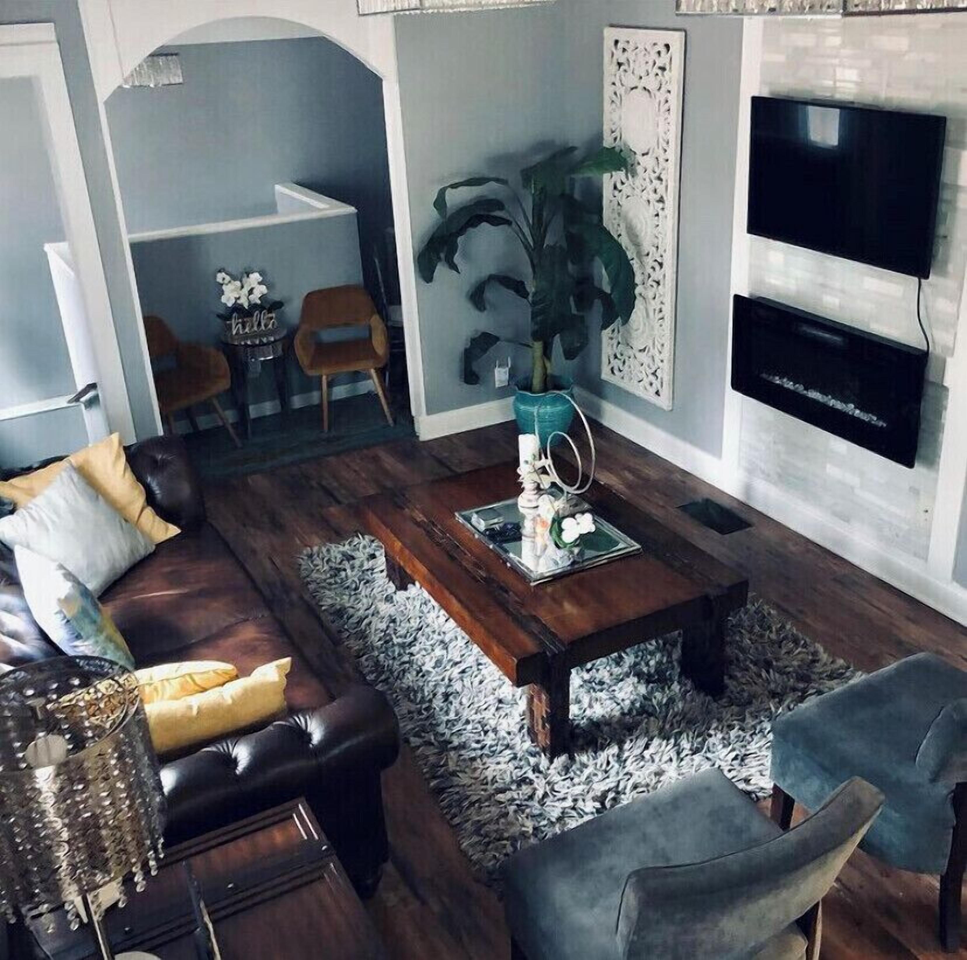 Smart TV, chimenea, videojuegos y libros 