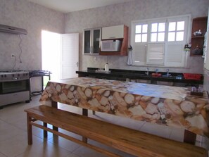 ثلاجة، ميكروويف، فرن، موقد طهي مسطح