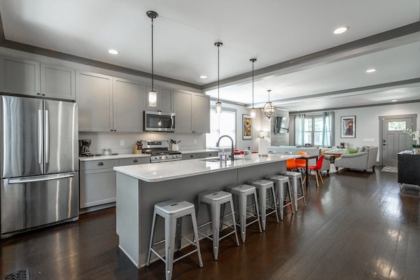 Een koelkast, een magnetron, een oven, een kookplaat