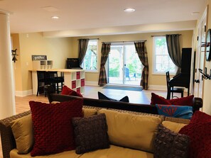 Älytelevisio, takka, DVD-soitin, kirjoja