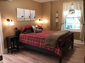 1 bedroom, desk, iron/ironing board, free WiFi - 10 mins. to downtown Saratoga and SPAC. 1,000 sq. ft. Spacious and quiet. (Ballston Spa)