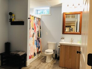 Shower, hair dryer, towels, soap - 10 mins. to downtown Saratoga and SPAC. 1,000 sq. ft. Spacious and quiet. (Ballston Spa)