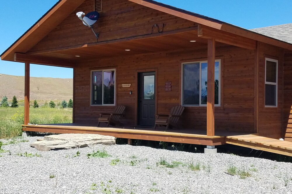 Luxurious cabin on the Yellowstone River with Pond, Five Miles from Chico
