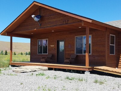 Luxurious cabin on the Yellowstone River with Pond, Five Miles from Chico