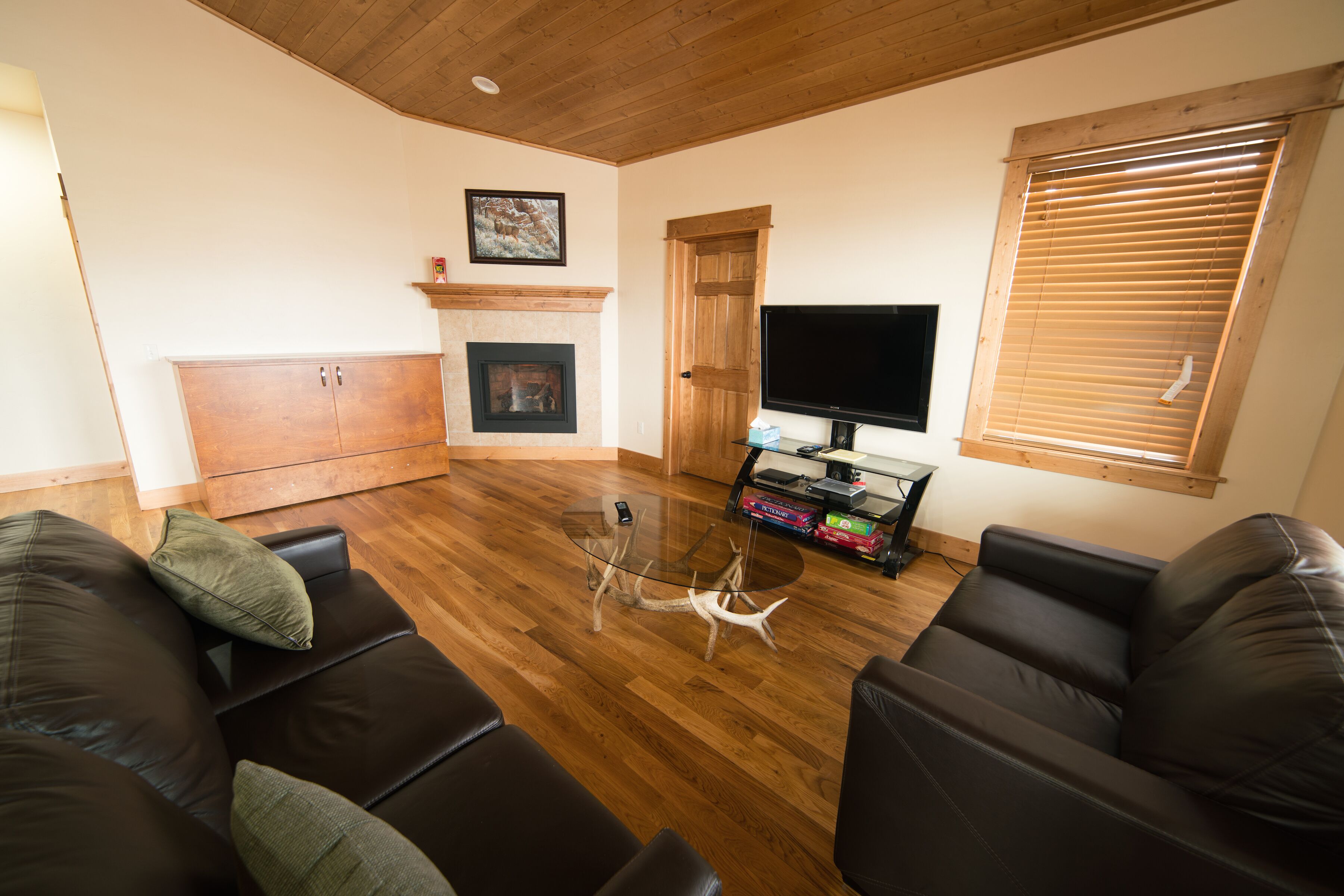 Luxurious cabin on the Yellowstone River with Pond, Five Miles from Chico