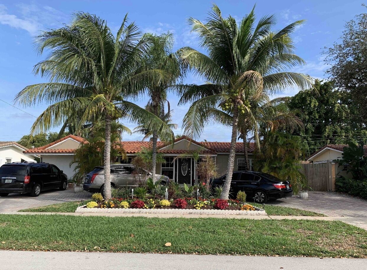 Side beach house 5 minutes to the Beach