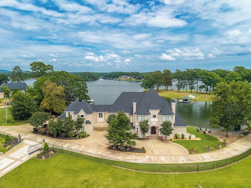 Marlin Houzz: Lake Estate with Infinity Pool!