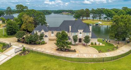 Marlin Houzz: Lake Estate with Infinity Pool!