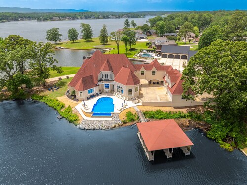 Marlin Houzz: Lake Estate with Infinity Pool!