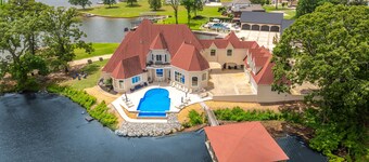 Marlin Houzz: Lake Estate with Infinity Pool!