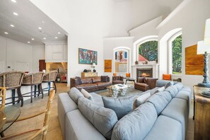 Smart TV, fireplace, DVD player, ping pong