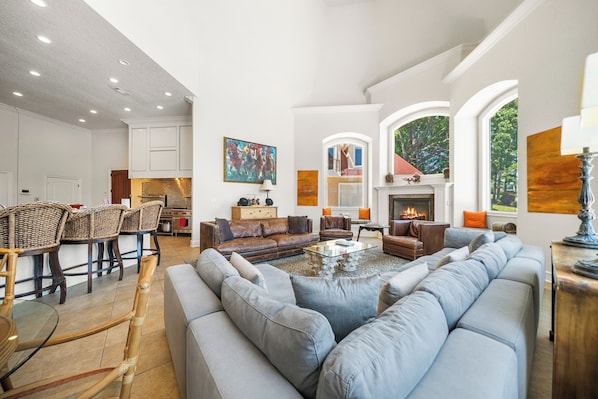 Smart TV, fireplace, DVD player, table tennis - Marlin Houzz: Lake Estate with Infinity Pool! (Hot Springs)