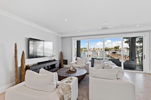 Smart TV, videojuegos, futbolito y juguetes 