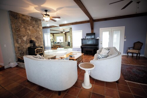 Romantic Cottage with Private Hot Tub