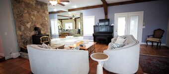 Romantic Cottage with Private Hot Tub