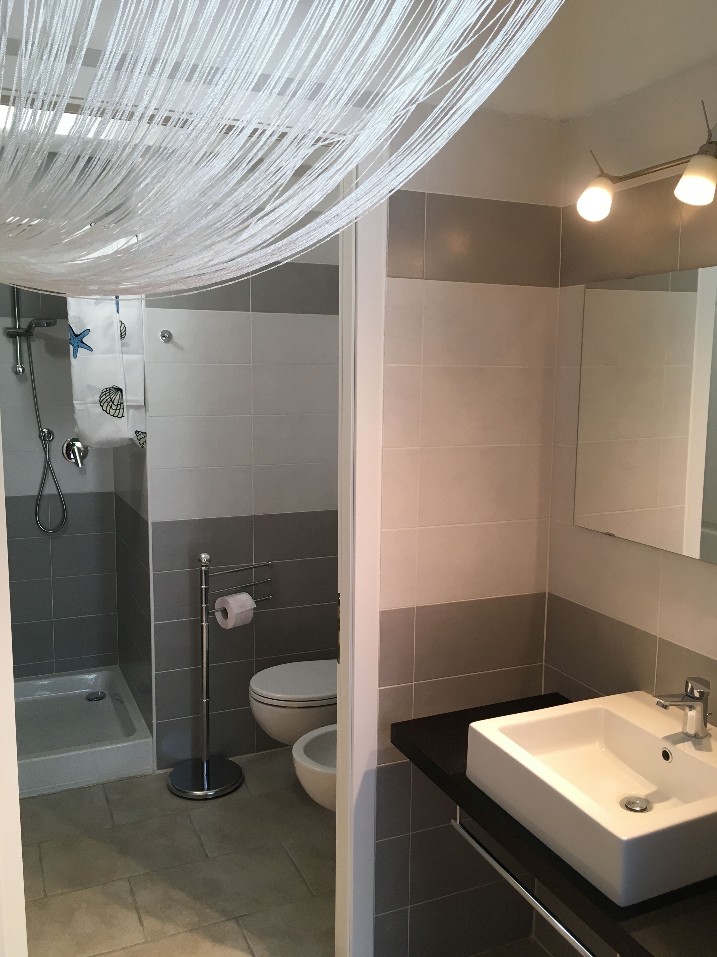 Doccia, asciugacapelli, bidet, asciugamani
