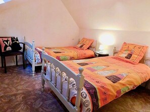 2 bedrooms, iron/ironing board, internet, bed sheets