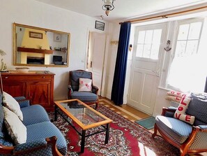 Televisio, takka, DVD-soitin, kirjoja