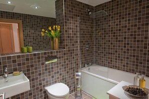 Badewanne, Haartrockner, Handtücher