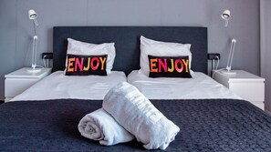 4 chambres, fer et planche à repasser, lit de bébé portatif